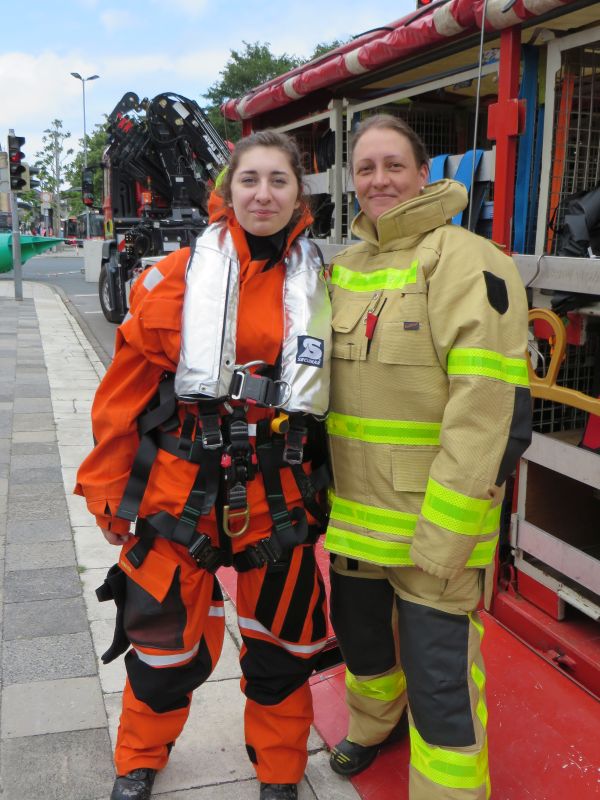 Lea und Marianne einmal im Überlebensanzug und in der neuen Brandschutzkleidung des Landes Niedersachsen