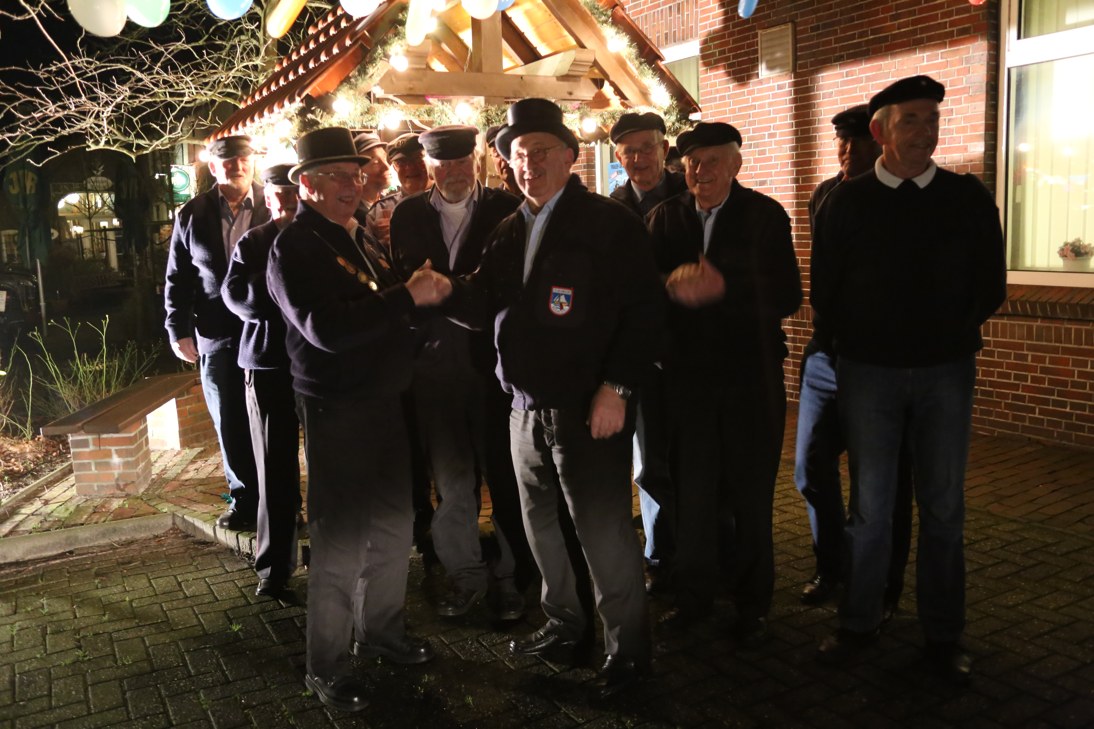 Die "Püttbier" Tradition wird in Hooksiel durch die Feuerwehr Alterskameraden gepflegt
